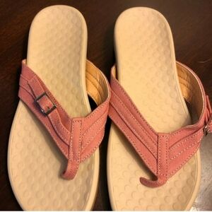 Size 7.5 pink orthopedic arch support flip flops.